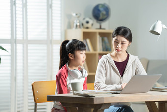 年轻妈妈女孩通讯认真的乐趣写实摄影