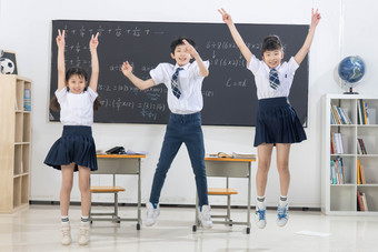 快乐<strong>的</strong>小学生在教室里欢呼跳跃小学女生相片