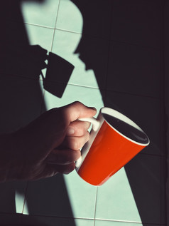 手拿着一杯咖啡画面