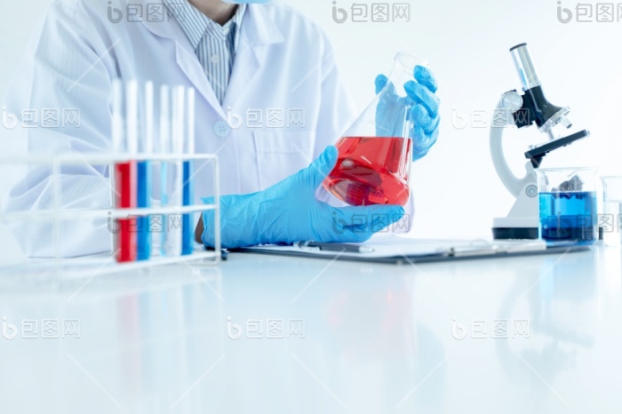 药物研究实验室中的生化研究科学家小组与显图片-包图网企业站