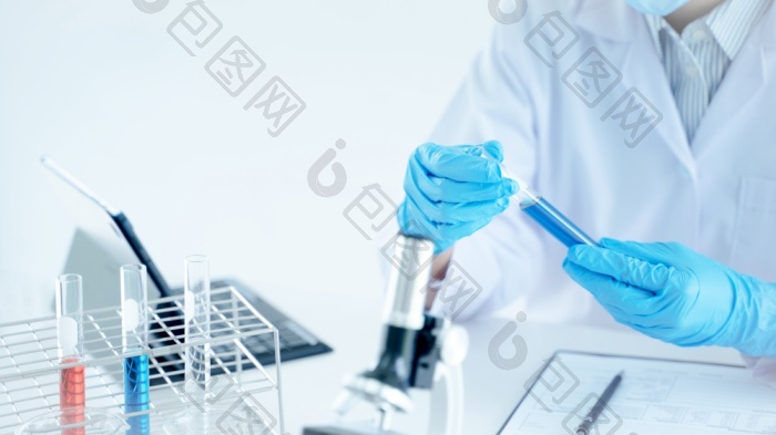 药物研究实验室中的生化研究科学家小组与显图片-包图网企业站