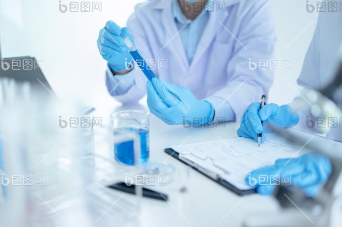 药物研究实验室中的生化研究科学家小组与显图片-包图网企业站