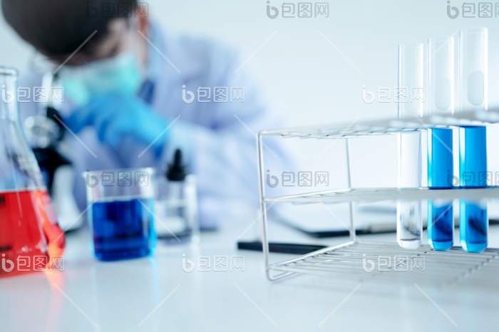 药物研究实验室中的生化研究科学家小组与显图片-包图网企业站