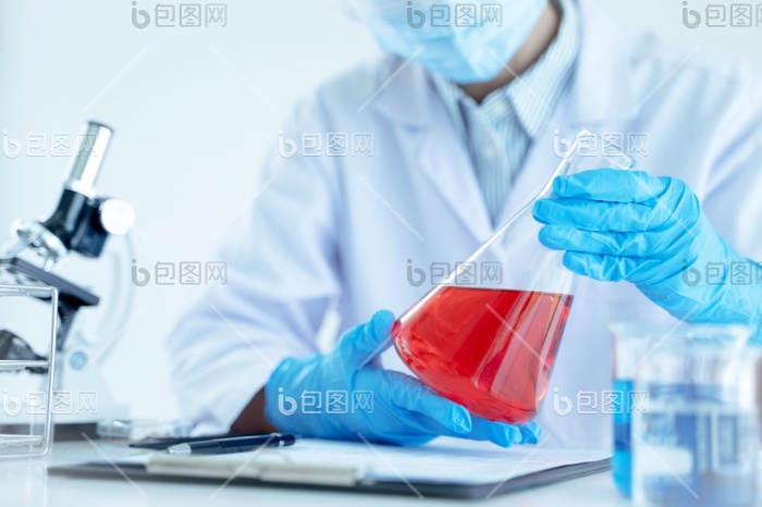 药物研究实验室中的生化研究科学家小组与显图片-包图网企业站