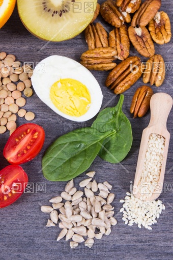 学校食堂内含有健康食品的容器自助服务食堂图片-包图网企业站
