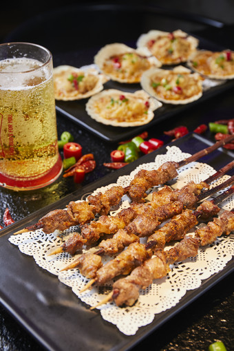 烧烤羊肉串肉串啤酒辣椒肉类片