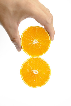 竖版白底特写手里两个橘子