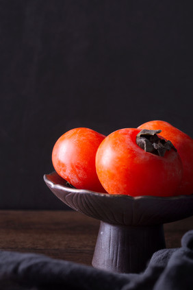 柿子水果装盘图黑底