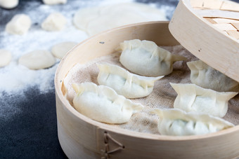 蒸籠裡面的餃子冬天吃餃子