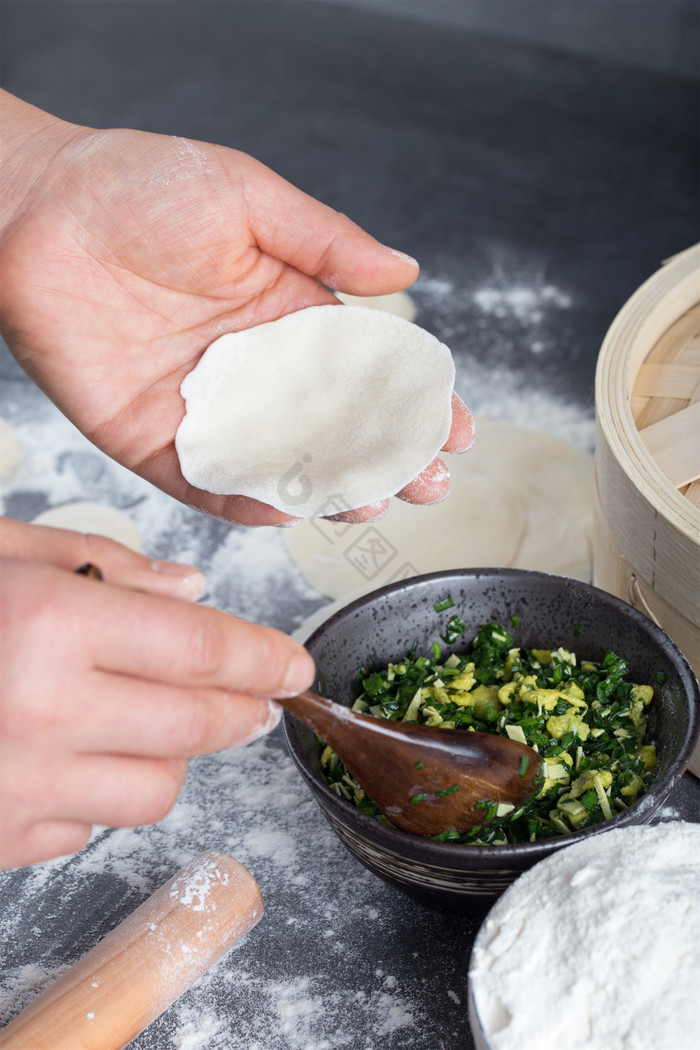 包饺子流程摊开饺子皮放入饺子馅图片