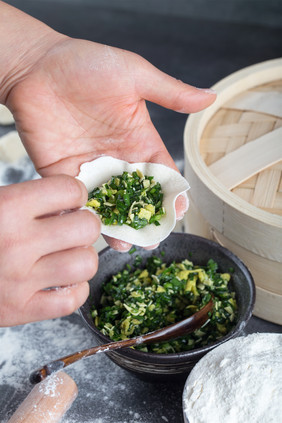 包饺子流程把饺子馅放入饺子皮内