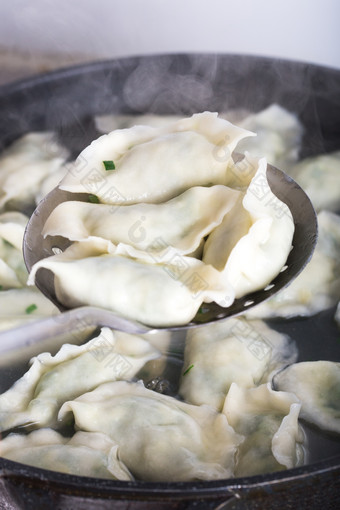 把煮熟饺子捞出