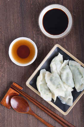 冬天煮饺子晚餐美食