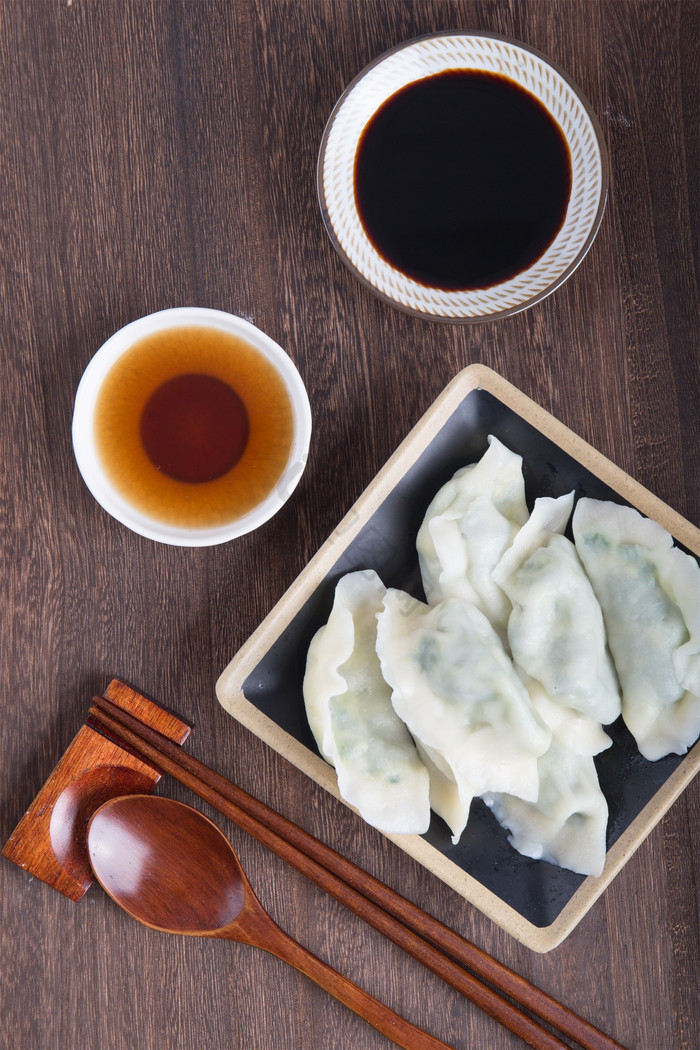 冬天煮饺子晚餐美食图片