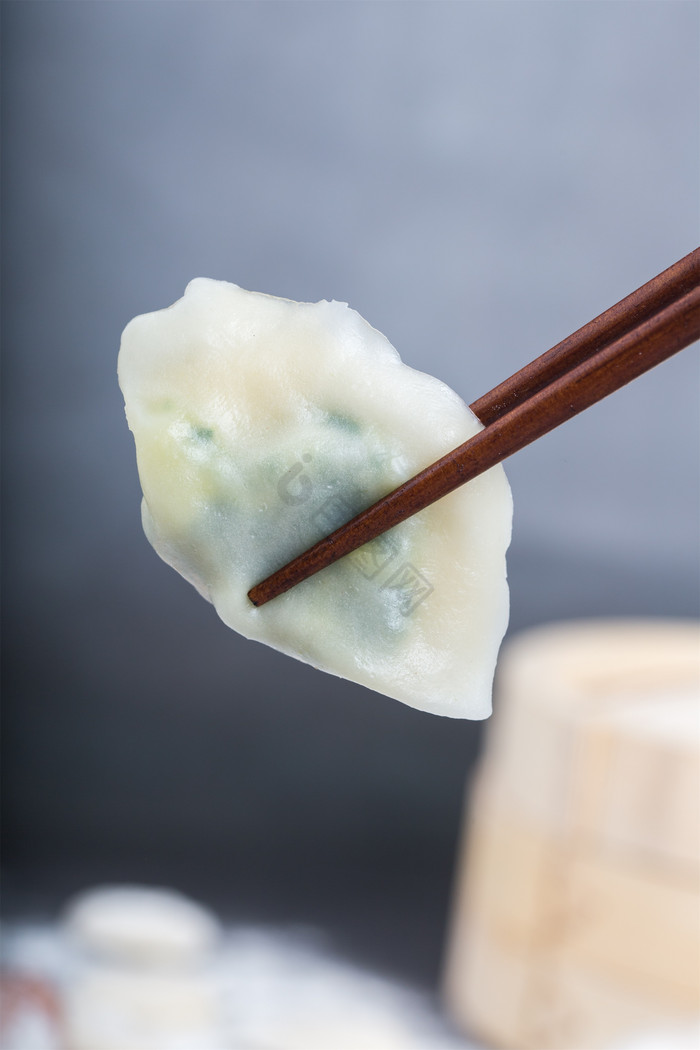 筷子夹起饺子特写拍摄