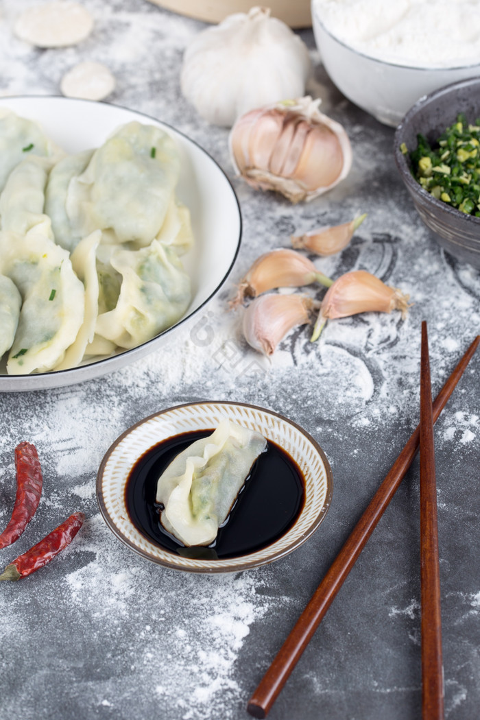 韭菜鸡蛋饺子蘸酱油醋图片