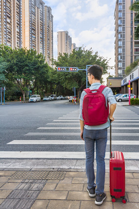 旅游春节毕业回乡旅行过马路