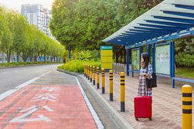 女孩旅行春节回家在公交车站等车