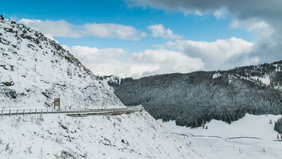 白色壮观大气新疆雪山公路摄影图片