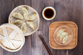 餐桌上排列的饺子蒸饺筷子