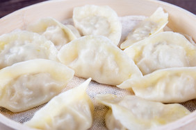 刚熟蒸笼里面的蒸饺饺子