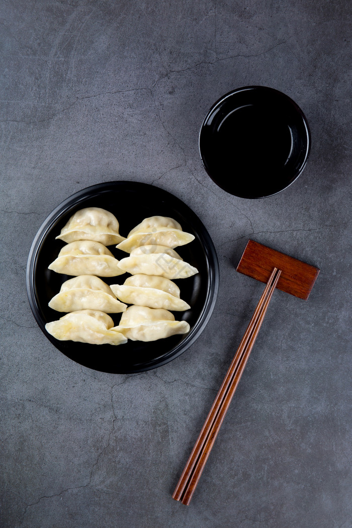 俯拍饺子蒸饺筷子和蘸料图片