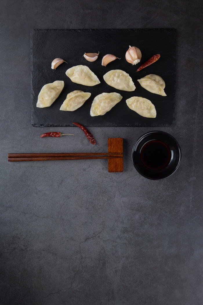 蒸饺在黑色背景上海报素材图片