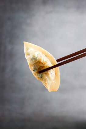 用筷子夹起美食煎饺特写