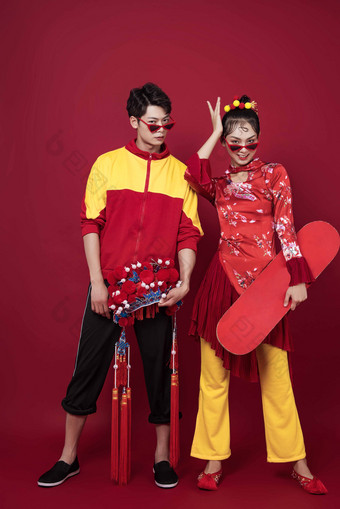 复古男女国潮滑板帅气情侣合照写真