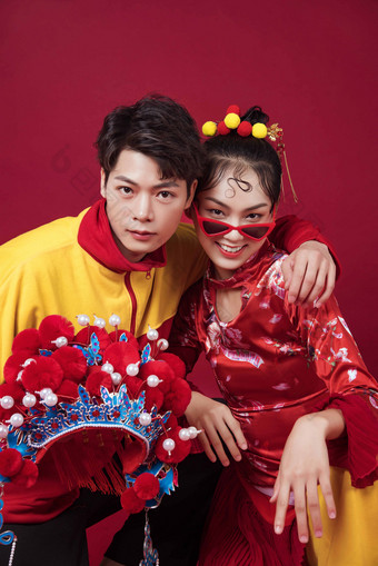 复古男女国潮情侣拥抱写真