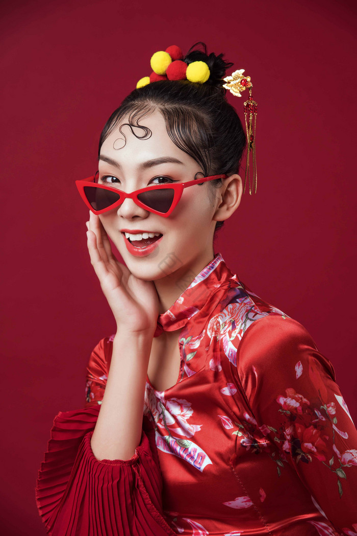 时尚复古男女国潮红色背景写真