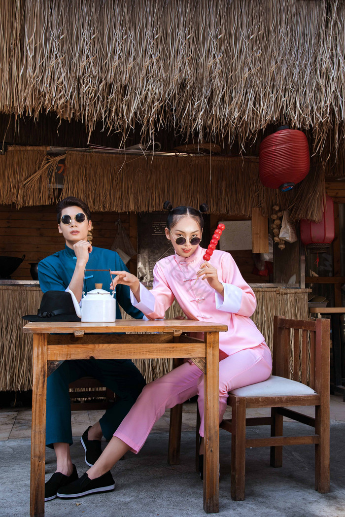 国潮中山装情侣喝茶吃糖葫芦外景写真图片