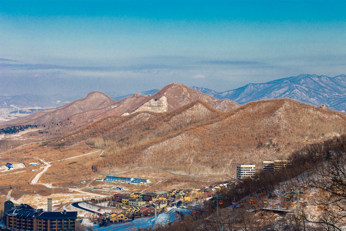 北方冬季滑雪场俯拍景观山峰图片