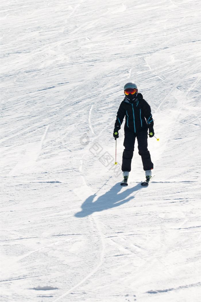 滑雪人物运动雪道竖版拍摄图片