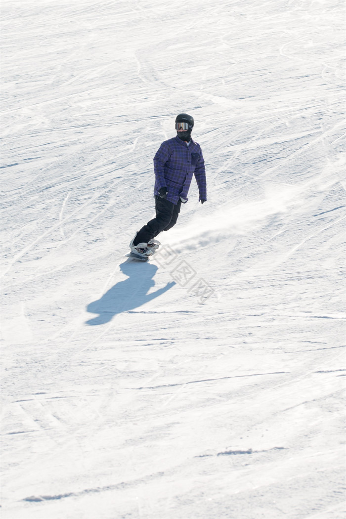 竖版滑雪人物倾斜运动感图片