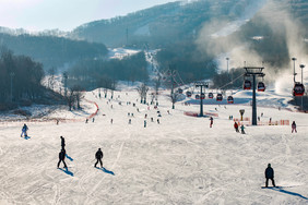 清晨滑雪场滑雪的人