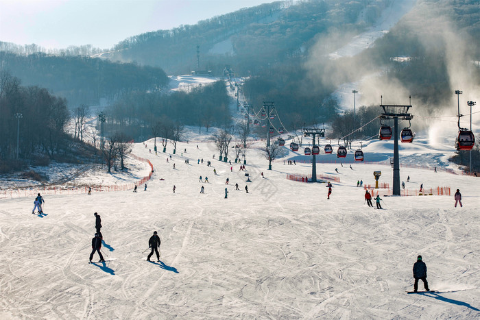 清晨滑雪场滑雪的人图片