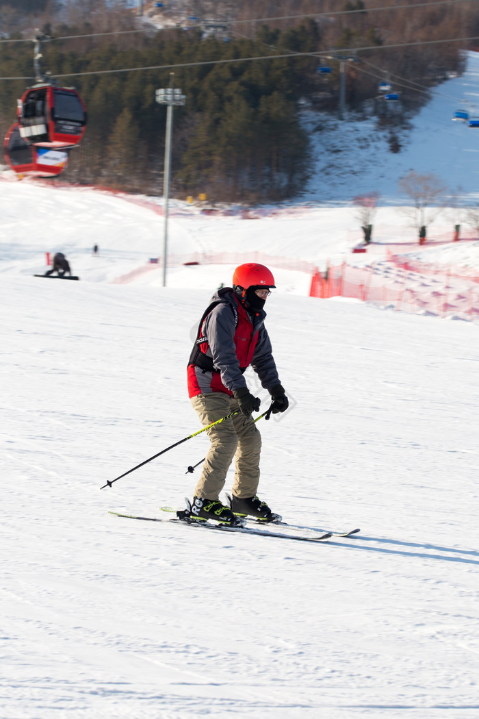 竖版拍摄滑雪人物运动图片