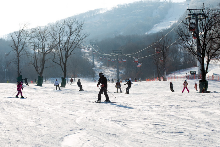 一群人在滑雪场滑雪图片