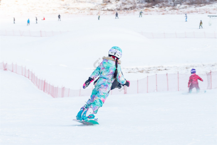 儿童滑雪飘逸的姿势图片