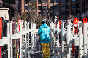 滑雪运动放置雪具