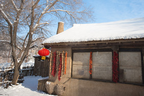 乡村雪屋房子一角年味红灯笼