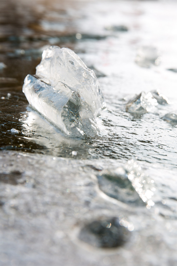 竖版拍摄冰块冰面上散落的冰块图片