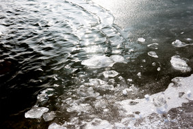 冬季河流上浮冰冬季冰块冰雪