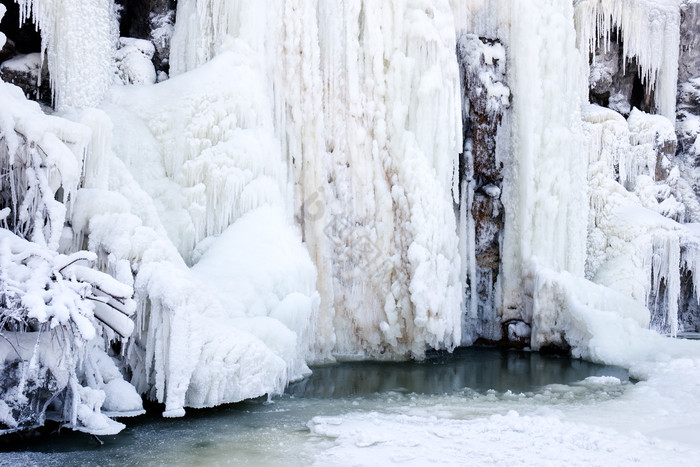 东北北方冬天寒冷瀑布凝固成冰图片