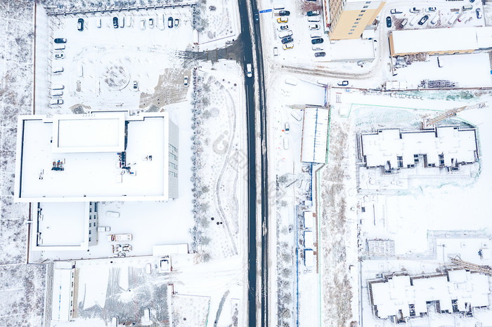 航拍雪后北方小镇的主公路道路图片