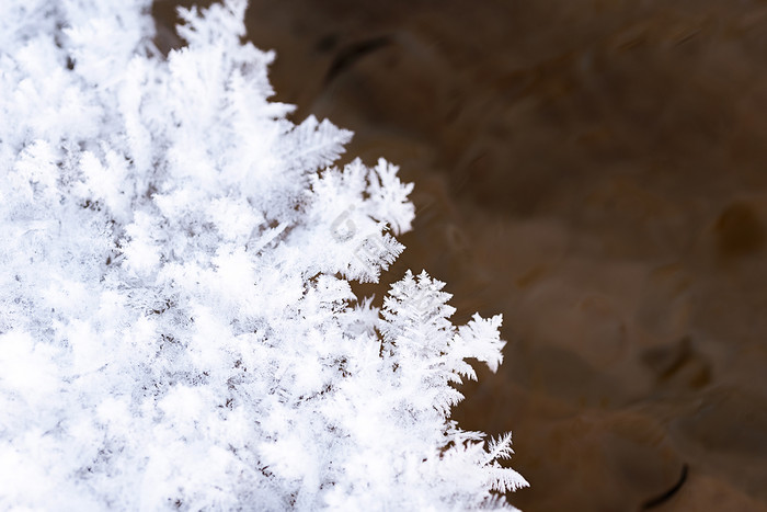 冬季流水旁的白色结晶雪花