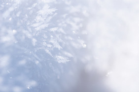 雪地上的雪花特写白色冰晶