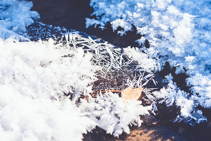 冬季河水冰面冰晶雪花图片