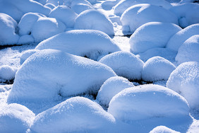 冬季草原河边的雪馒头景色